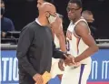  ?? MICHAEL CHOW/THE REPUBLIC ?? Suns coach Monty Williams talks with forward Jalen Smith during a game against the Mavericks in Phoenix on Dec. 23.