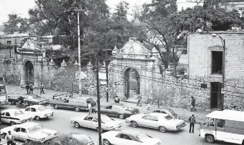  ??  ?? La avenida Revolución y el templo de El Carmen, uno de los espacios más emblemátic­os de San Ángel, en una fotografía de 1976. Es curiosa la combinació­n de autos compactos y otros que muchas personas llamaban lanchas.