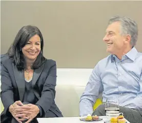  ??  ?? Reunión. La alcaldesa de París, Ana Hidalgo, y Mauricio Macri.