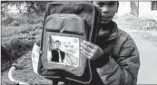  ??  ?? A student shows the bag with Akhilesh’ picture