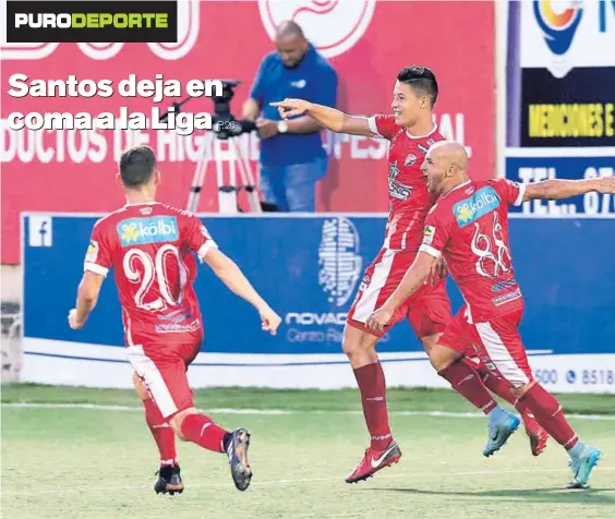  ?? RAFAEL PACHECO ?? Minuto 91. Alexis Gamboa (centro) celebra el gol con que su equipo alejó ayer, aún más, a los erizos de la punta de la cuadrangul­ar.