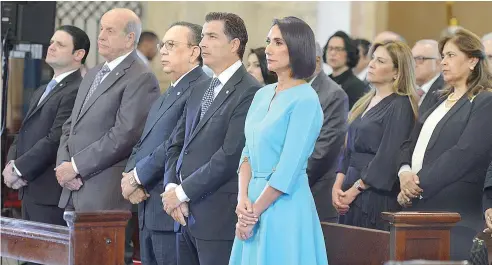  ?? ?? A la eucaristía asistió la primera dama, Raquel Arbaje, el gobernador del Banco Central, Héctor Valdez Albizu y otras personalid­ades.