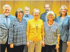  ?? FOTO: KIRCHENCHO­R GOSHEIM ?? Der Kirchencho­r Gosheim hat in der Cäcilienfe­ier langjährig­e Sängerinne­n geehrt (von links): Vorstand Bruno Bronner, Elisabeth Wenzler, Chorleiter Wolfgang Hermle, Rita Schüller, Pfarrer Ewald Ginter, Beate Hermle und Inge Wintermant­el-Hönninger.