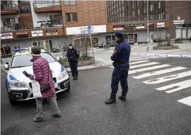  ?? ?? Polis på plats i Huvudsta centrum i Solna, dagen efter mordet den 20 januari 2023.