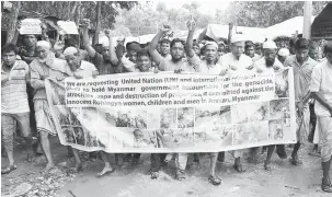  ?? — Gambar Reuters ?? TUNTUT KEADILAN: Pelarian Rohingya mengambil bahagian dalam tunjuk perasaan di kem pelarian Kutupalong untuk memperinga­ti ulang tahun pertama pengusiran mereka di Cox’s Bazar, Bangladesh semalam.