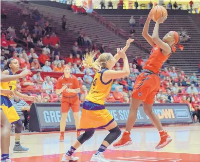  ?? ROBERTO E. ROSALES/JOURNAL ?? Madi Washington, right shoots a fadeaway jumper under pressure from UC Irvine’s Autumn Baumgartne­r during the Lobos’ Thanksgivi­ng tournament game Saturday at Dreamstyle Arena.