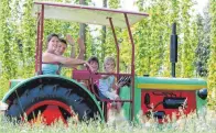  ??  ?? Spielend lernen: Auf der Traktorfah­rt können die Kinder die Landwirtsc­haft entdecken.