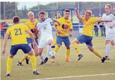  ?? FOTO: FLINTROP ?? Der SV Vrasselt – hier Mathias Pfände am Ball – will am Sonntag mit einem Sieg am Gegner vorbeizieh­en.