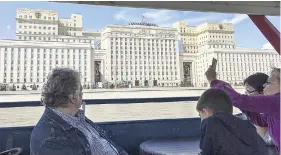  ?? AFP — Gambar ?? MENARIK: Pelancong mengambil gambar bangunan Kementeria­n Pertahanan Rusia ketika kunjungan bot di sepanjang sungai Moskva di Moscow kelmarin.