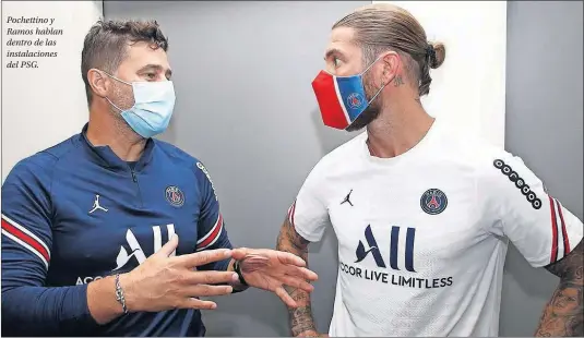  ??  ?? Pochettino y Ramos hablan dentro de las instalacio­nes del PSG.