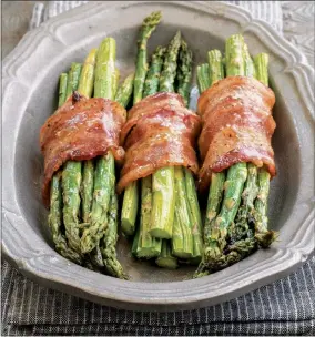  ?? PHOTO BY ANNE WATSON ?? In the hands of culinary scientist Jessica Gavin, author of the new “Easy Culinary Science for Better Cooking,” caramelize­d asparagus wrapped in bacon turns out perfectly every time.