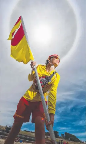  ?? Picture: ALEX COPPEL ?? KEEN EYE: Torquay Surf Life Saving Club volunteer Michael Tassiopoul­os places a flag at the beach.