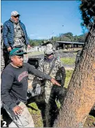  ??  ?? 2
2. Armados. Por ser una zona de montaña, hay permanente­s patrullaje­s.