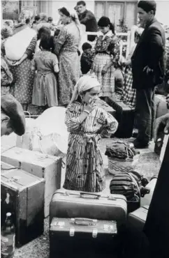  ??  ?? Une jeune musulmane d’algérie arrive avec sa famille au camp de Rivesaltes (Pyrénées-orientales), le 16 septembre 1962. Ce sera une « harkie ».