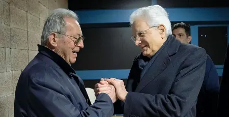  ??  ?? Enrico Pieri con Sergio Mattarella in occasione della visita del presidente a Sant’Anna lo scorso 29 febbraio