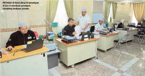  ??  ?? PETUGAS di Hotel Abraj Al-Janadriyah di Zon A membuat persiapan menjelang ketibaan jemaah.