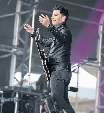  ?? ?? Kelly Jones soaks up the adulation of the fans in Slessor Gardens.