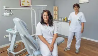  ?? [PACO RODRíguez] ?? María y Ana Isabel Rico ofrecen servicios de fisioterap­ia y de podología en Arzúa