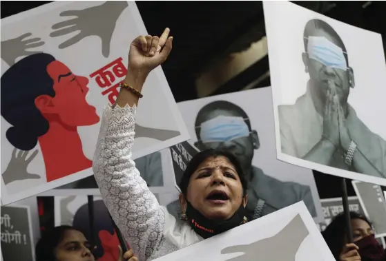  ?? FOTO: RAJANISH KAKADE/TT-AP ?? Bilder på Yogi Adityanath, chefsminis­ter
■ i Uttar Pradesh, i ögonbindel hålls upp under en protest mot en misstänkt gängvåldtä­kt mot en dalitkvinn­a i den indiska delstaten.