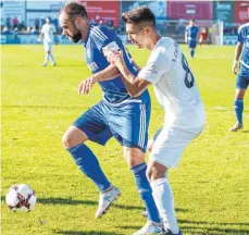  ?? FOTO: ROLF SCHULTES ?? Ein schweres Auswärtssp­iel beim SV Oberachern haben Steffen Wohlfahrt (links gegen Pforzheims Denis Gudzevic) und der FV Ravensburg vor der Brust.