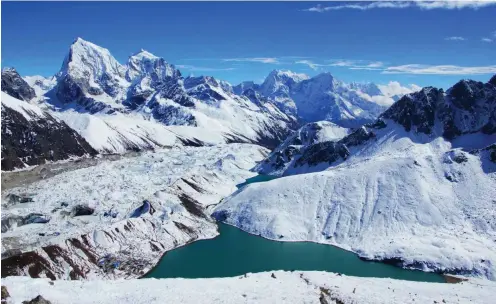  ?? Foto: imago/blickwinke­l ?? Trügerisch­es Idyll: Am Fuße des schmelzend­en Ngozumba-Gletschers bildet sich ein kilometerl­anger See, der Sherpa-Dörfer bedroht.