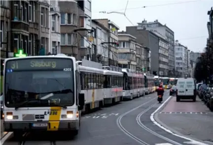  ?? FOTO WIM HENDRIX ?? Trams en bussen moesten erg lang aanschuive­n op de Turnhoutse­baan.