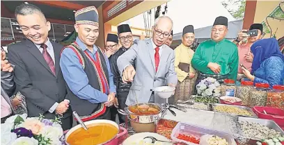  ??  ?? PELBAGAI: Mansor melawat gerai-gerai makanan yang dibuka pada Majlis Ramah-Tamah Hari Gawai dan Hari Raya Aidilfitri JPJ Sarawak, semalam.