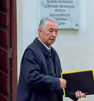  ??  ?? Ricostruzi­one L’ex presidente di Bpvi, Gianni Zonin, all’uscita dall’interrogat­o rio con i pm di Vicenza, il 25 marzo. Si vedrà se arriverà anche la chiamata dalla commission­e parlamenta­re