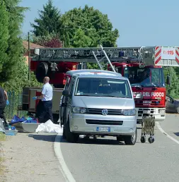  ??  ?? Un terribile impatto a Gazzo tra l’auto e la moto su cui si trovavano i due ragazzi. Per la coppia ferrarese l’urto è stato talmente violento da dilaniare i corpi di Sergio Sandrolini Cortesi e Giulia Signorini