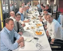  ??  ?? UNIDAD. Los 13 clubes comieron juntos tras la reunión en el CSD.