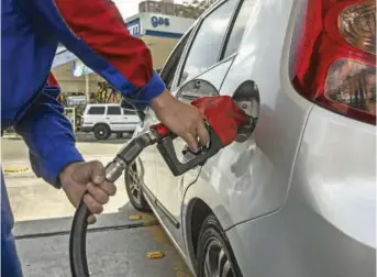  ?? FOTO CAMILO SUÁREZ ?? Las estaciones de servicio fijan el precio de la gasolina extra según su criterio.