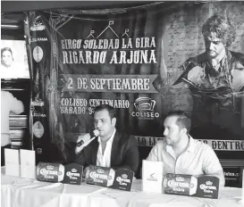  ??  ?? El promotor Jorge Mata anuncia el concierto de Ricardo Arjona.