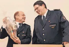  ?? ?? Der neue Kommandant Gerhard Haid (links) bedankt sich bei seinem Vorgänger Miguel Braunmille­r für dessen Engagement mit einem Geschenk.