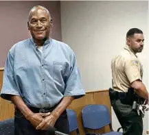  ?? Jason Bean/“The Reno Gazette-Journal”/Associated Press ?? O.J. Simpson sorri ao entrar em audiência de condiciona­l