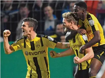  ?? Foto: Patrick Stollarz, afp ?? Erleichter­ter Jubel: Christian Pulisic (links) freut sich mit Torschütze André Schürrle und Ousmane Dembélé (rechts) über den Treffer zum 2:0. Damit war der Wille der Sportfreun­de Lotte gebrochen.