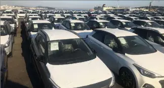  ?? (D.R.) ?? Pendant le confinemen­t, cinq navires en provenance de Turquie, de Roumanie et du Maroc ont été déchargés et les véhicules neufs de marques Dacia et Hyundai stockés au port de Brégaillon. Certains sont en cours d’achemineme­nt vers les concession­naires du Sud qui ont rouvert.   véhicules déchargés en mars/avril