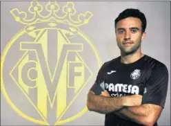  ??  ?? Giuseppe Rossi posa junto al escudo del Villarreal.