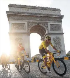  ??  ?? Egan Bernal, de amarillo en París en el Tour de Francia 2019.