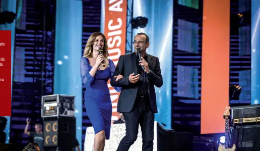  ??  ?? Ottimismo Vanessa Incontrada e Carlo Conti presentera­nno i Seat Music Awards di domani e sabato Lo spettacolo sarà trasmesso in diretta su RaiUno