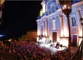  ??  ?? En marge des prestigieu­x concerts sur le parvis Saint-Michel, le Festival de musique de Menton propose une programmat­ion variée et ouverte à tous, que l’on soit amateur ou pas.