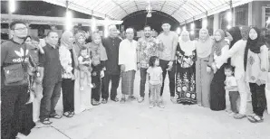  ??  ?? AHLI keluarga Nik Zawawi Nik dan isteri Hajah Rehana Latif bersama Rayzam pada majlis itu.