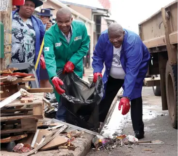  ?? (Picture: Andile Mahlala) ?? Former Mayor Mr Themba Njilo and Mayor Mr Mzimkhulu Thebolla