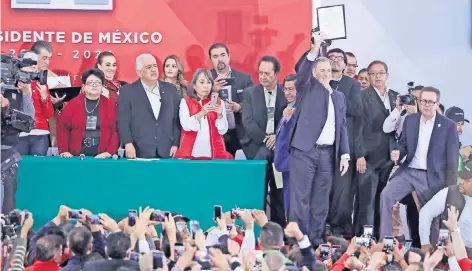  ??  ?? José Antonio Meade recibió ayer la constancia que lo convierte en precandida­to del PRI por la Presidenci­a de la República en 2018.