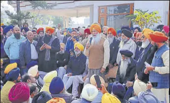  ?? HT PHOTO ?? Senior SAD leader and Rajya Sabha member Sukhdev Singh Dhindsa addressing party workers at his residence in Sangrur on Wednesday.