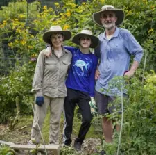  ?? Carolyn Van Houten/Washington Post ?? Teresa Savarino, left, Sylvia Hopkins and Omar Hopkins in their no-till plot.