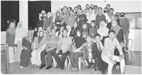  ??  ?? (Gambar bawah) SAHAR (duduk, tiga kiri) bersama Pengawas Sekolah Tingkatan Lima SMK Pantai.