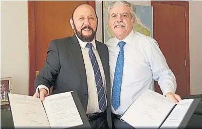  ?? (NOTICIAS FORMOSA) ?? Firma. Insfrán y Julio De Vido, en la firma de una obra de ampliación del GNEA en 2017.