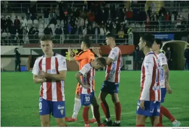  ?? ERASMO FENOY ?? Los alborrojos, tras la derrota ante el Alcoyano.