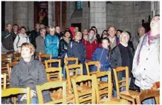  ??  ?? Après la visite de l’ église Sainte-Foy, les visiteurs ont pu admirer, de l’ extérieur, les très beaux vitraux renaissanc­e éclairés chaq ue soir