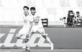  ?? — Gambar Bernama ?? PERSEDIAN RAPI:Azmoun (kiri) meraikan jaringanny­a ketika membantu Iran menewaskan Vietnam pada perlawanan di Stadium Al-Nahyan, Abu Dhabi kelmarin.